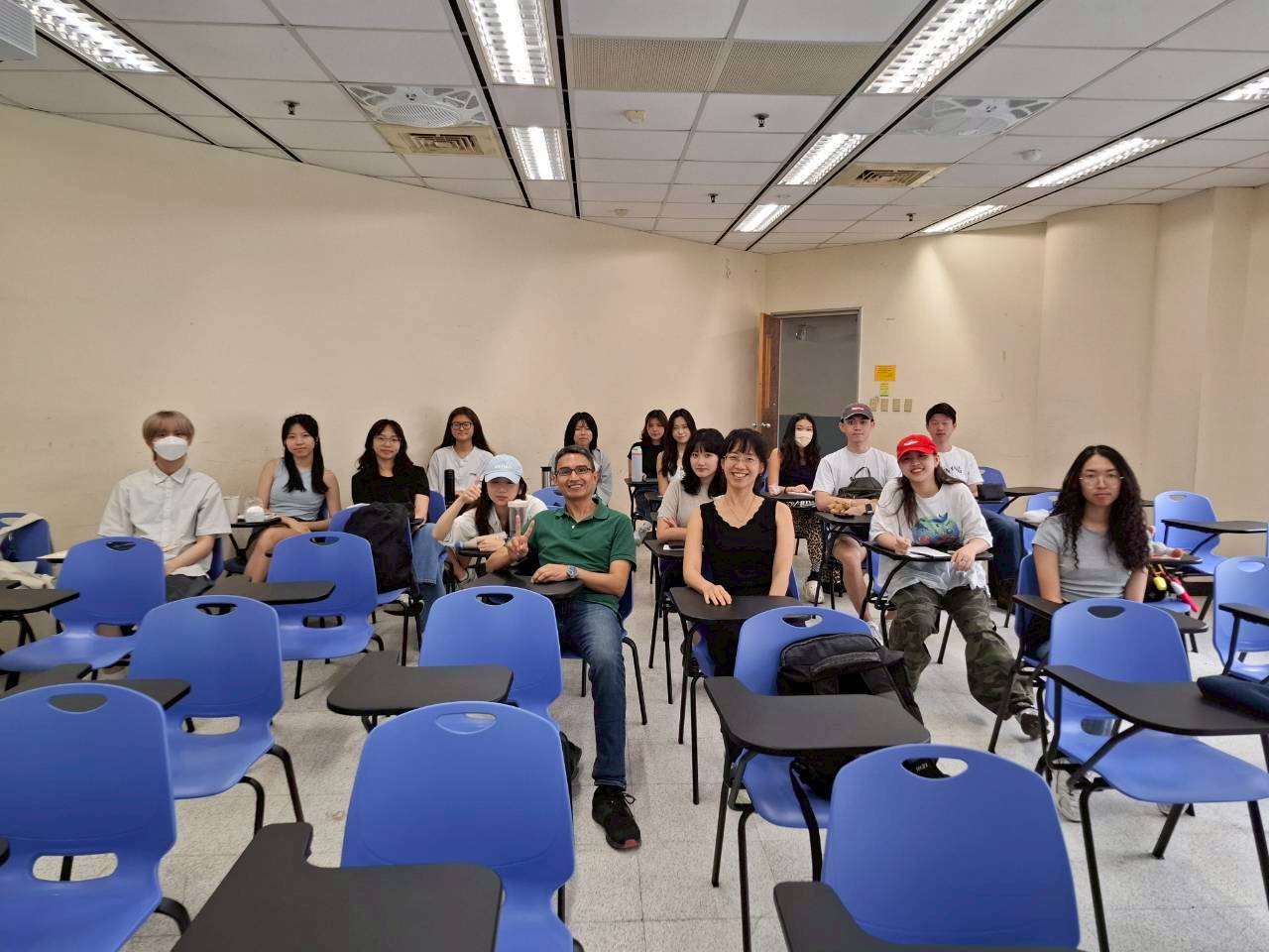 2026.05.19 【演講】¿Qué hacer después de graduarse? - Guía para los estudiantes de la carrera de español （畢業後怎麼選擇工作？給西文系學生的職場就業指南）